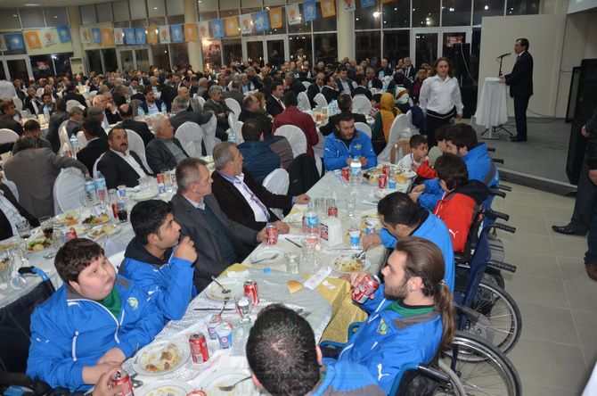 Spor Bakanının Katılımı ile Ak Parti Akhisar Teşkilatı STK ve Muhtarlar İle Buluştu